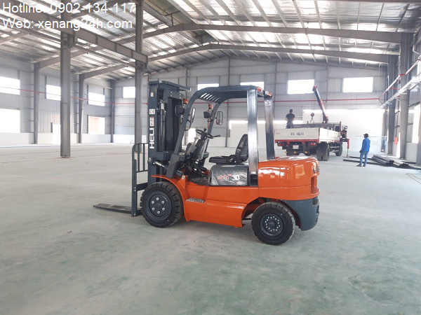 Xe nâng hàng 3 tấn H2000 series bàn giao tại nhà máy gỗ Hưng Yên